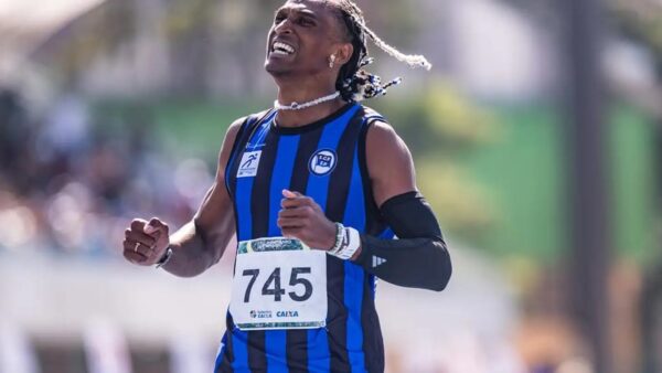 Alison dos Santos comemora vitória nos 400m com barreiras no Troféu Brasil