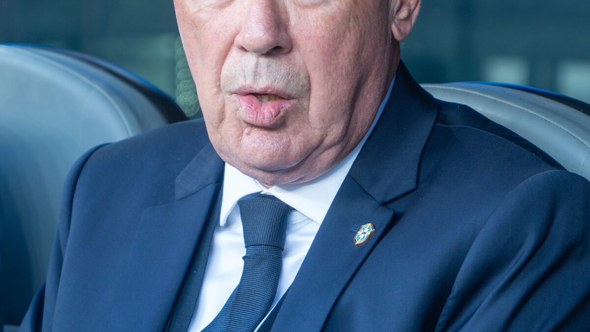 Técnico Carlo Ancelotti à beira do campo em jogo da seleção brasileira