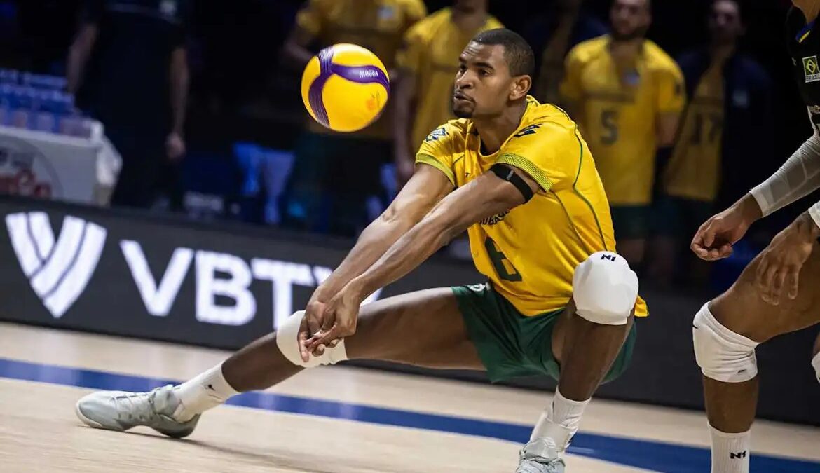 Jogador da seleção brasileira masculina de vôlei recebe a bola durante partida