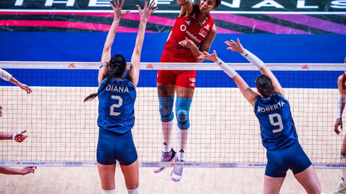 Jogadoras do Brasil e da Turquia disputam bola na final da Liga das Nações de vôlei feminino