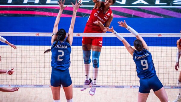 Jogadoras do Brasil e da Turquia disputam bola na final da Liga das Nações de vôlei feminino