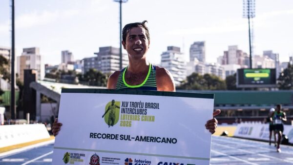 Caio Bonfim segura placa de recorde sul-americano no Troféu Brasil de atletismo