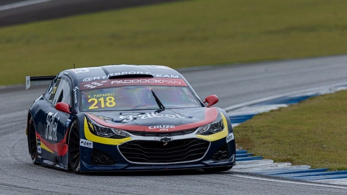 Carro de Vinicius Papareli em curva no Autódromo Velocittà