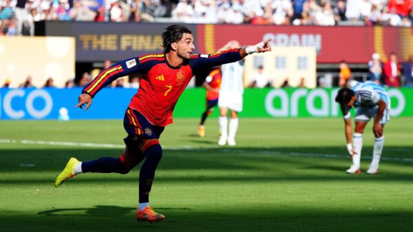 Ferran Torres comemora o gol da Espanha na prorrogação da final da Copa do Mundo 2026 contra a Argentina