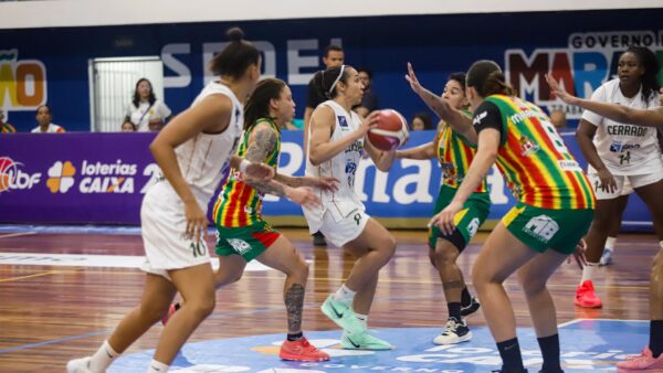 Jogadoras de Sampaio Basquete e Cerrado BRB disputam a bola na semifinal da LBF