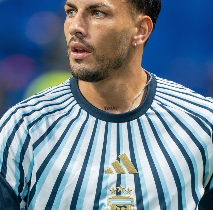 Leandro Paredes com a camisa da seleção argentina