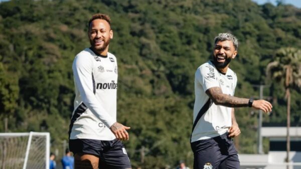 Neymar e Gabigol sorriem durante treino do Santos