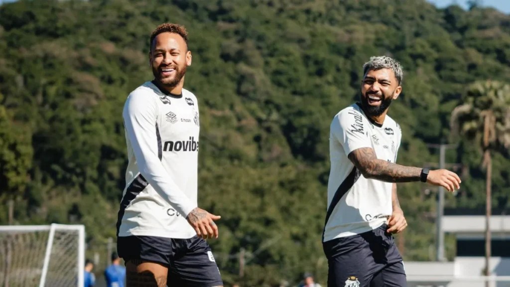 Neymar e Gabigol sorriem durante treino do Santos