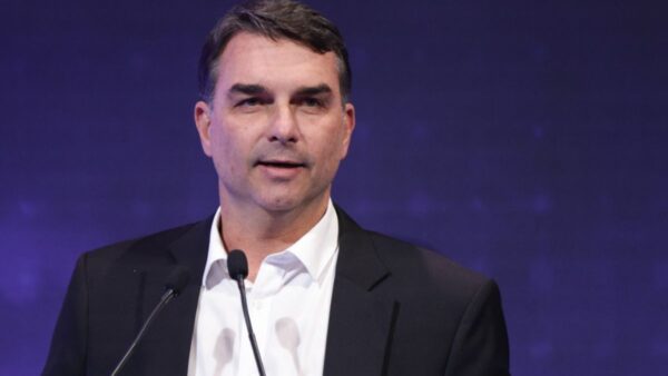 Flávio Bolsonaro perde 3 pontos na Quaest após polêmica com tarifaço de Trump