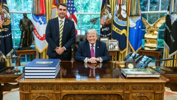 Flávio Bolsonaro visita Trump na Casa Branca para tratar de tarifaço sobre produtos brasileiros