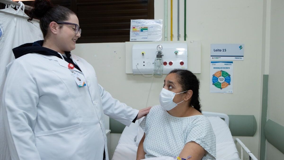 Enfermeira do Hospital de Câncer Anchieta atende paciente internada na UTI em São Bernardo do Campo