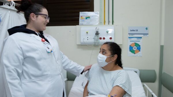 Enfermeira do Hospital de Câncer Anchieta atende paciente internada na UTI em São Bernardo do Campo