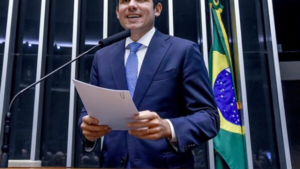 Hugo Motta defende Lei da Reciprocidade como resposta ao tarifaço americano sobre produtos brasileiros