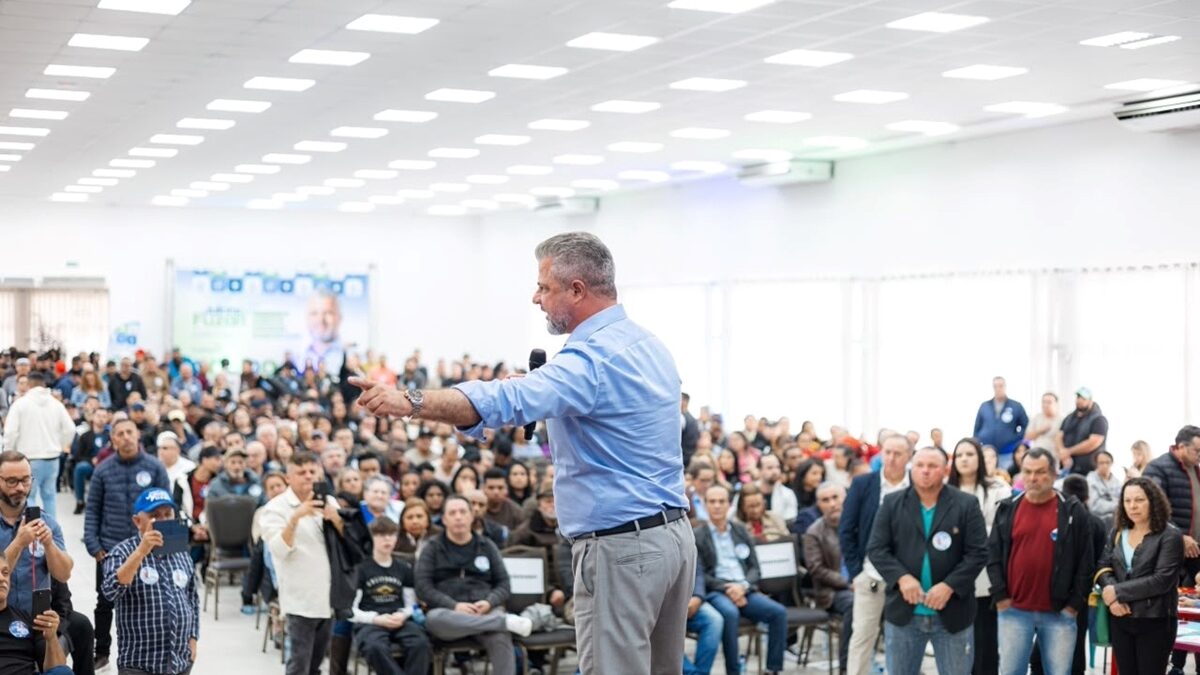 Vereador Julinho Fuzari discursa para público durante lançamento de pré-candidatura a deputado estadual