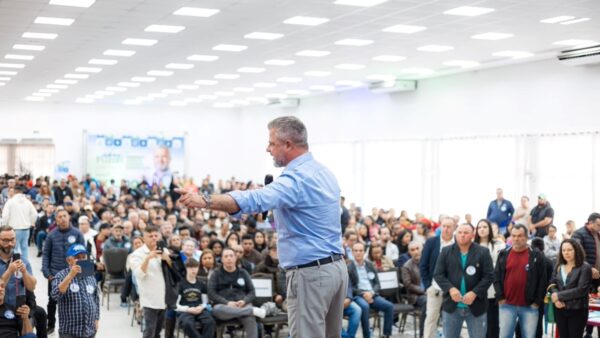Vereador Julinho Fuzari discursa para público durante lançamento de pré-candidatura a deputado estadual