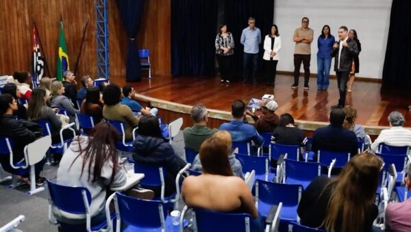 Autoridades e alunos durante evento de cursos técnicos da ETEC Mauá
