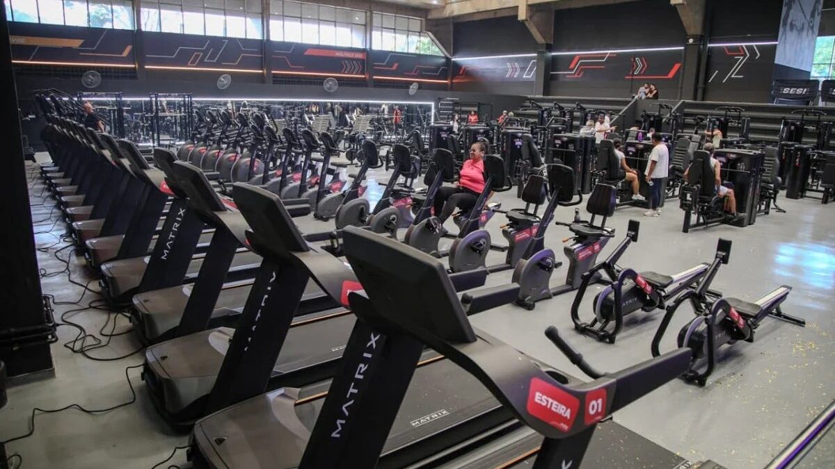 Interior da Academia do SESI Mauá com equipamentos de musculação