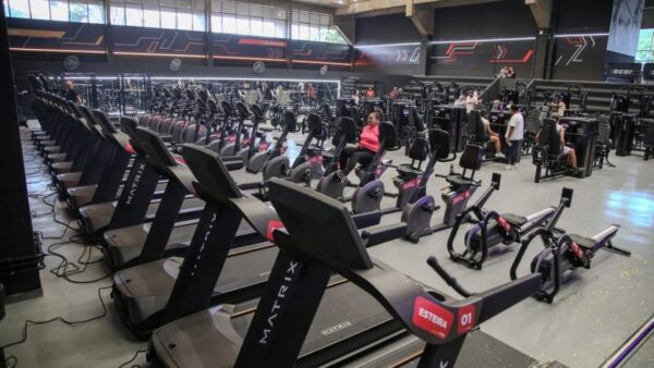 Interior da Academia do SESI Mauá com equipamentos de musculação