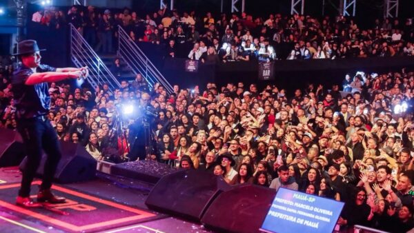 Cantor Filho do Piseiro se apresenta para multidão na Quermesse de Mauá