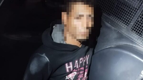 Suspeito preso em flagrante dentro de viatura policial