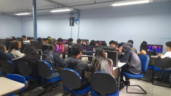 Alunos assistem aula em laboratório de informática na parceria entre Mauá e a ETEC