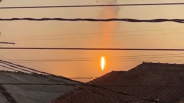 Chama alta é vista no céu sobre telhados durante acionamento do flare do polo petroquímico de Mauá