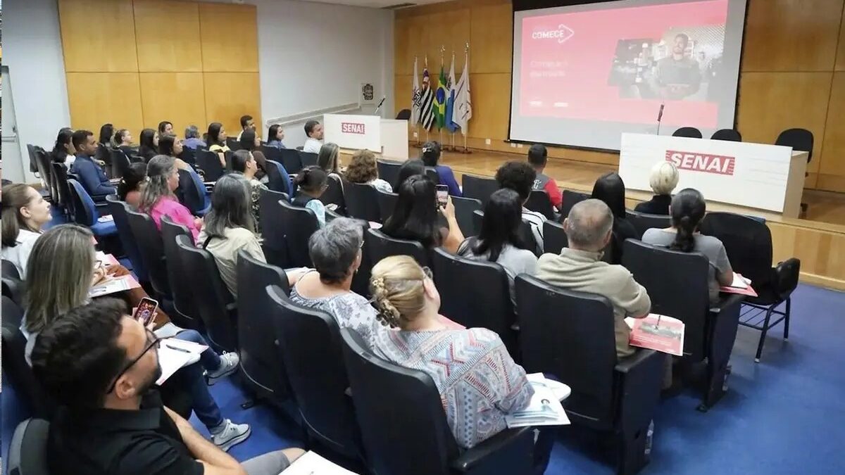 Plateia assiste ao lançamento do programa Capacita OSCs em auditório do Senai, em Mauá
