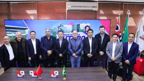 Representantes de Mauá e delegação chinesa do Condado de Chengmai posam juntos no Paço Municipal