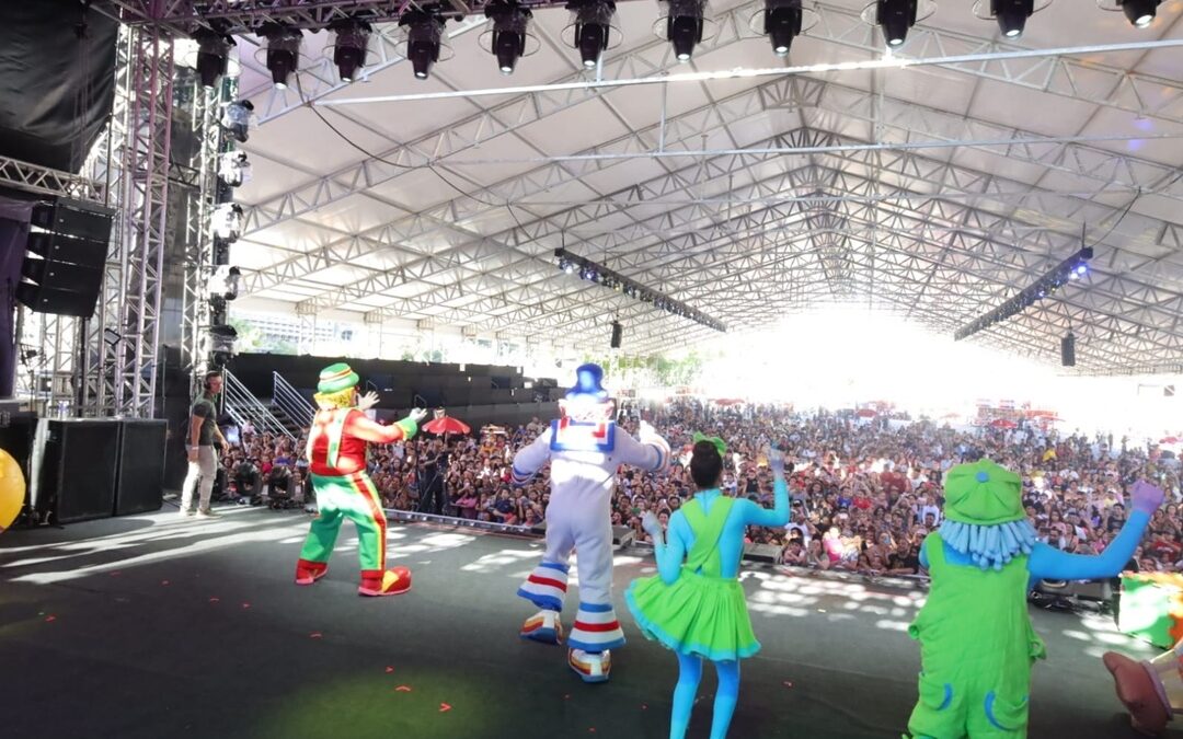 Show de Patati Patatá para o público no Primeiro Domingo da Família da Quermesse de Mauá