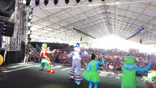 Show de Patati Patatá para o público no Primeiro Domingo da Família da Quermesse de Mauá