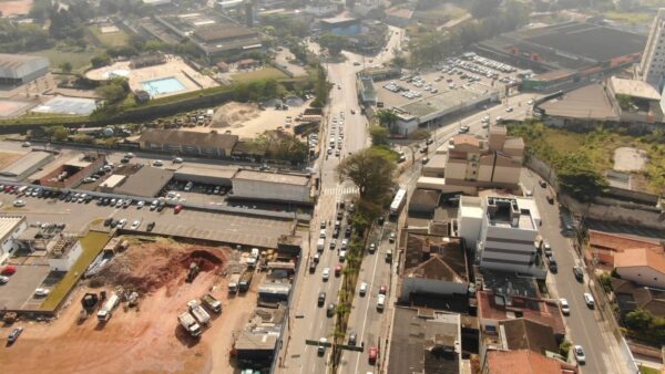 Vista aérea da avenida onde será construído o Corredor Barão Zaíra em Mauá