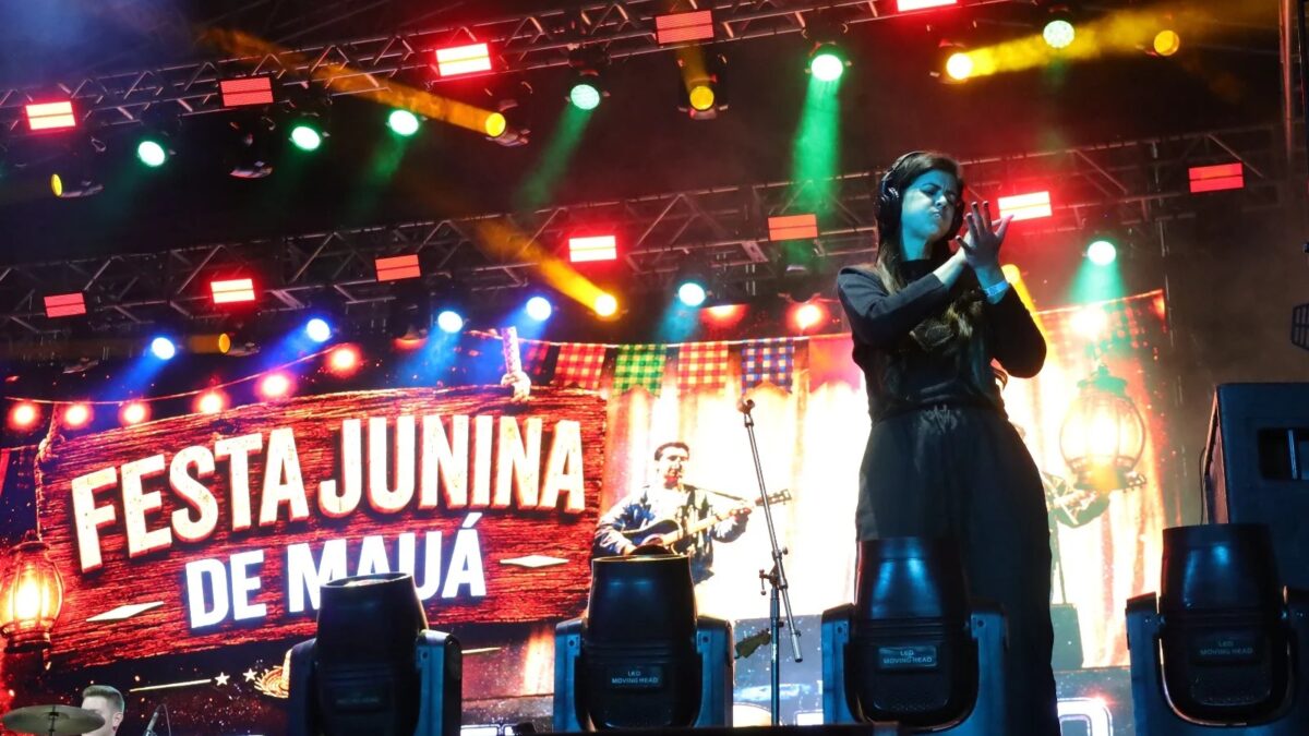 Intérprete de Libras se apresenta no palco da Quermesse de Mauá