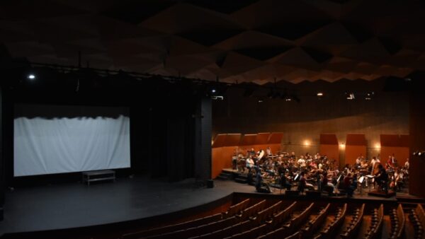 Orquestra Sinfônica de Santo André ensaia em teatro com tela de projeção ao fundo