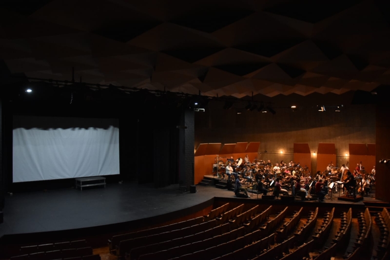 Orquestra Sinfônica de Santo André ensaia em teatro com tela de projeção ao fundo