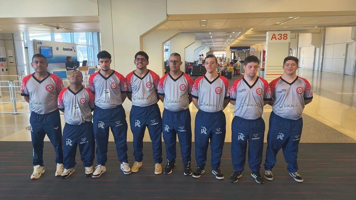 Equipe de Futsal Down do Andreense FC posa em aeroporto antes de disputar o Genuine Cup em Houston