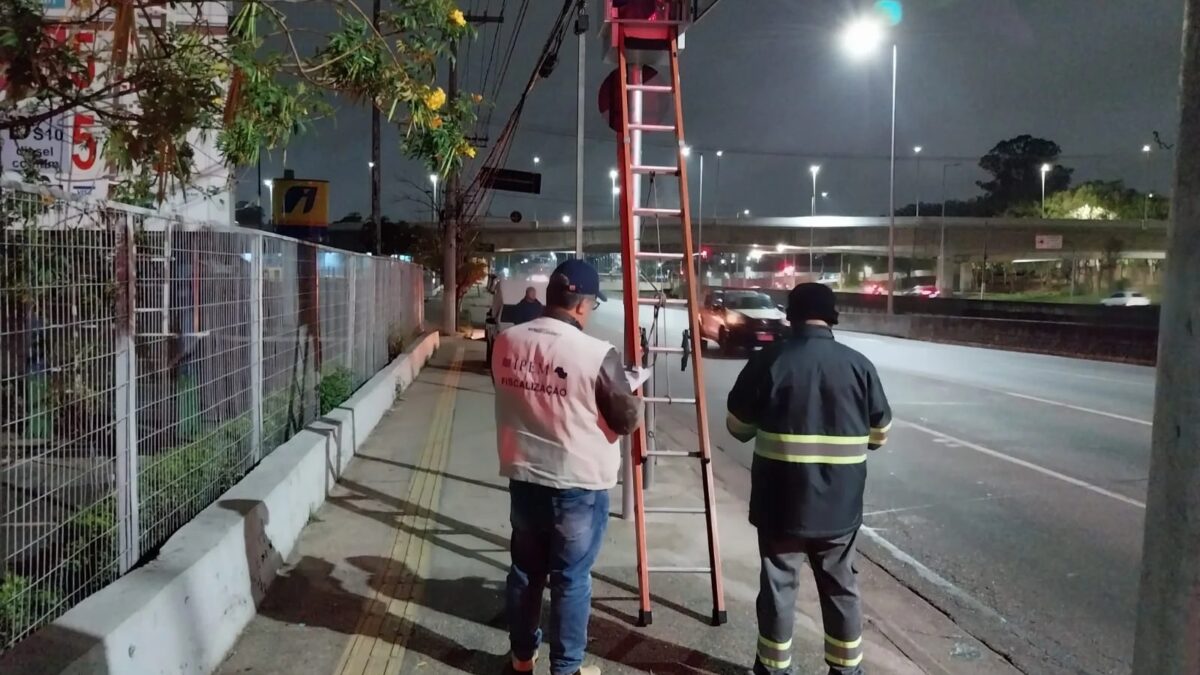 Técnicos do Ipem-SP verificam radar de velocidade à noite em Santo André