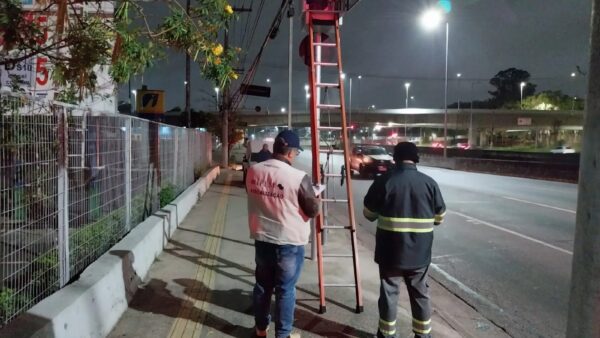 Técnicos do Ipem-SP verificam radar de velocidade à noite em Santo André
