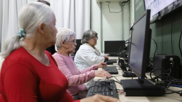 Alunos da Educação de Jovens e Adultos em sala de informática