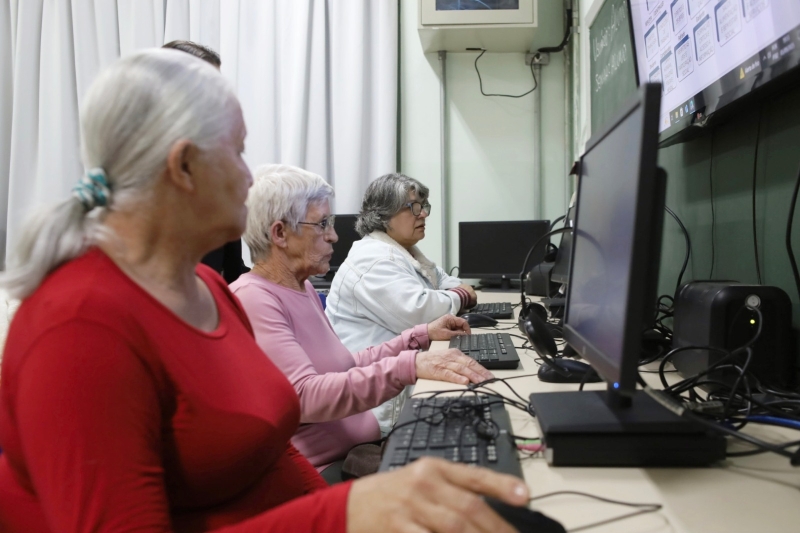 Alunos da Educação de Jovens e Adultos em sala de informática