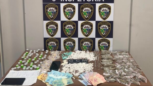 Drogas e dinheiro apreendidos exibidos sobre mesa em operação da GCM