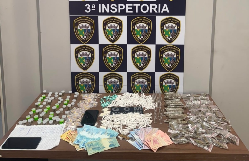 Drogas e dinheiro apreendidos exibidos sobre mesa em operação da GCM