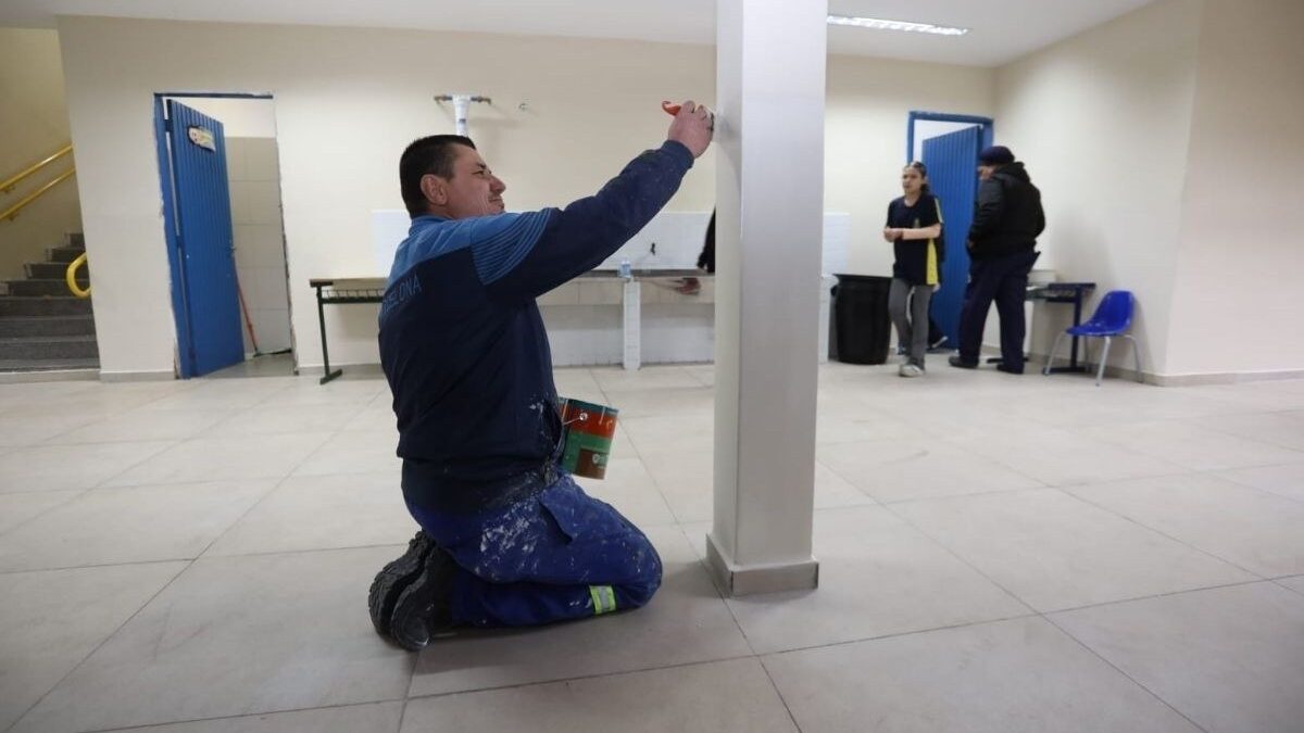 Aluno pratica pintura predial em curso gratuito do Senai em Santo André