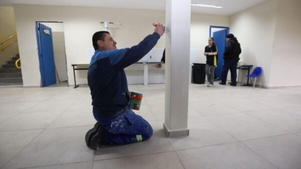 Aluno pratica pintura predial em curso gratuito do Senai em Santo André