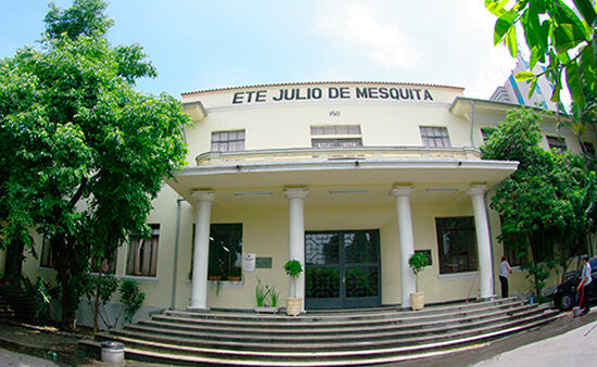 Fachada da Etec Júlio de Mesquita em Santo André