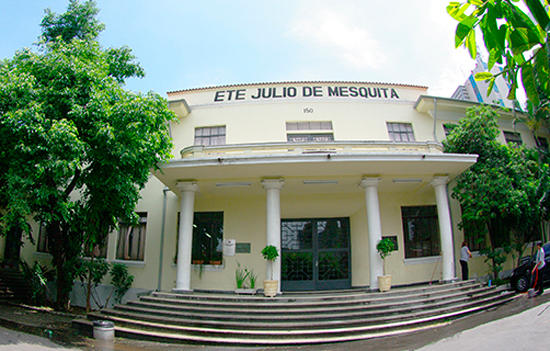 Fachada da Etec Júlio de Mesquita em Santo André