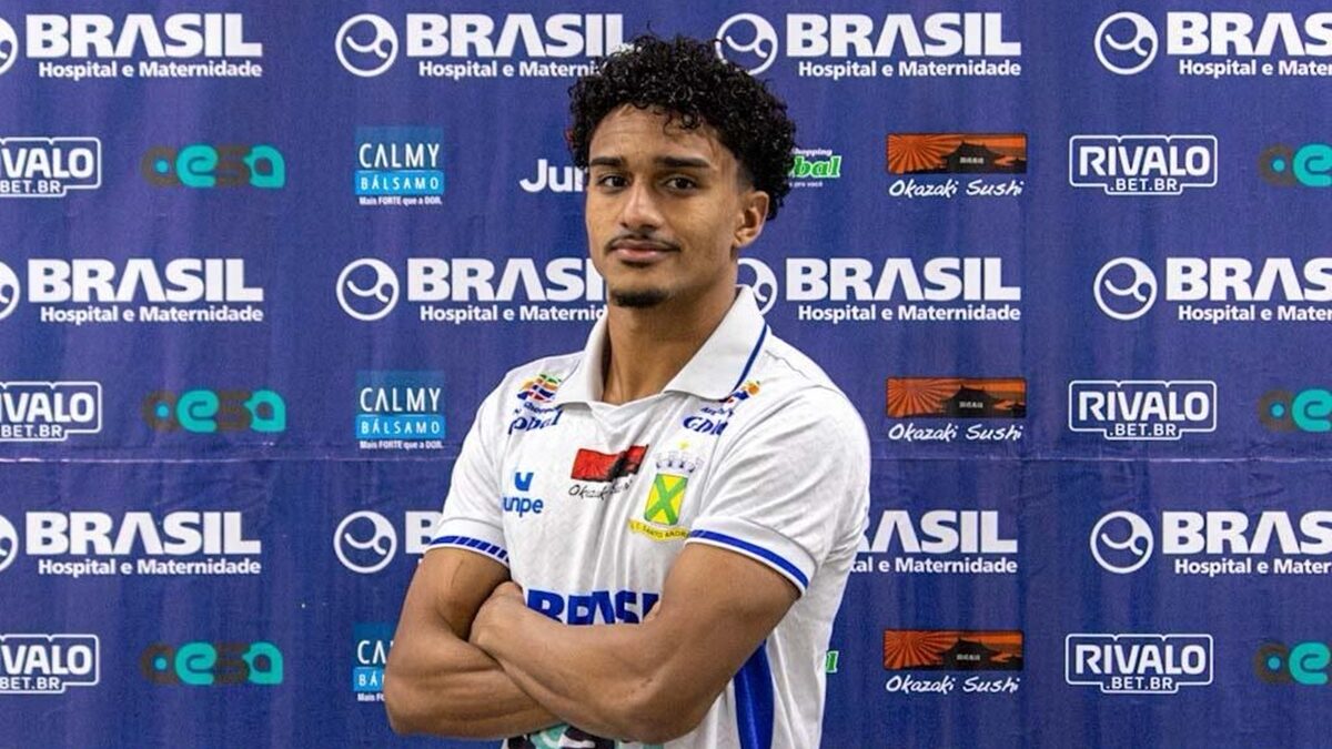 Atacante Léo Porfírio posa com a camisa do Santo André Futebol Clube
