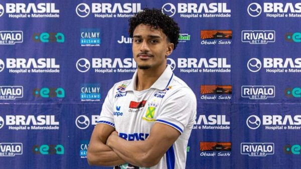Atacante Léo Porfírio posa com a camisa do Santo André Futebol Clube