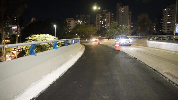 Faixa do Viaduto Juscelino Kubitschek liberada ao tráfego durante a noite em Santo André, com cones de sinalização