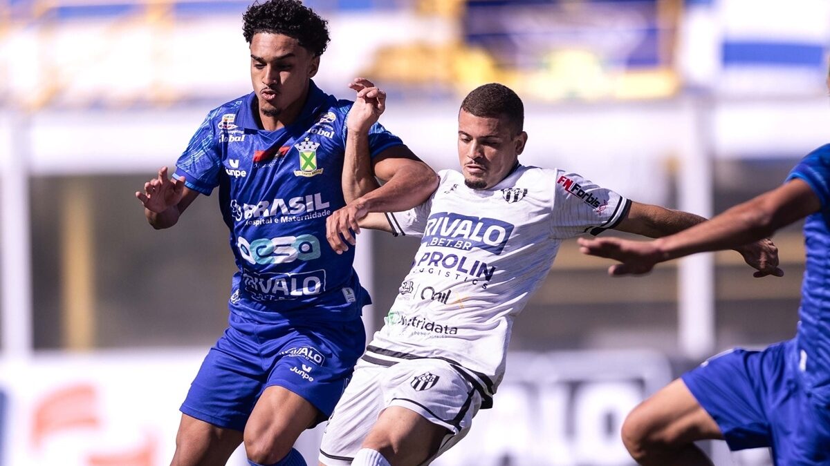 Jogadores do EC São Bernardo e Santo André disputam a bola em partida da Copa Paulista
