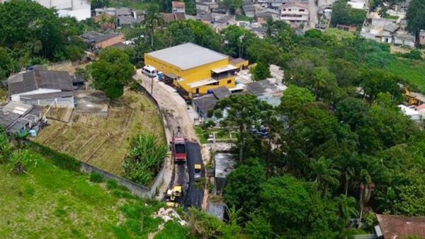 Vista aérea de obras de recapeamento asfáltico em Santo André